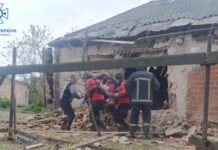 Війська РФ обстріляли Вовчанськ: поранений чоловік, пошкоджені будинки, церква – поліція