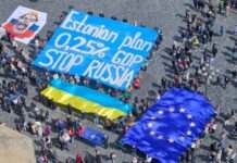 У Празі провели акцію: «Естонський план» подолав «Z-монстра» і врятував Україну