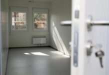 Кабмін заборонив виселяти з тимчасового житла переселенців із вразливих груп на час війни