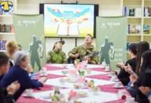 Зібрались на «каву з українською душею»: оборонці невимушено поспілкувалися зі школярами