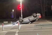 На Набережній Перемоги у Дніпрі через зіткнення з Renault перекинувся Volkswagen: подробиці