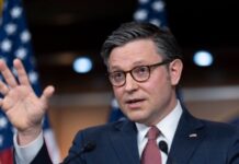 Помічники Байдена ведуть непублічні переговори зі спікером Джонсоном для допомоги Україні