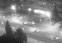 Подумали, що ДТП: на Слобожанському проспекті у Дніпрі пʼяний чоловік перелазив через відбійник і впав біля Mitsubishi