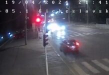 Виїхав на зустрічну, врізався в паркомат і перекинувся: подробиці ДТП з потерпілим на Січеславській Набережній у Дніпрі