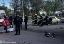 Надзвичайники Дніпра деблокували трьох людей з пошкодженого автомобіля: подробиці