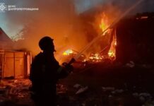 Надзвичайники Нікополя ліквідували пожежу, яка виникла внаслідок ворожого обстрілу