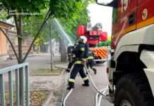 Вогнеборці Дніпра врятували чоловіка з палаючої квартири