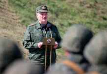 У Білорусі повістки вручатимуть по SMS. Лукашенко підписав закон