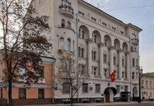 У Москві поліція вдерлася до квартири дипломата з Киргизстану