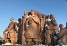 У Києві почали демонтаж монументу на честь Переяславської ради біля колишньої «Арки дружби народів»