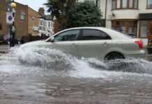 Їздимо на авто в дощ: головні небезпеки мокрих доріг