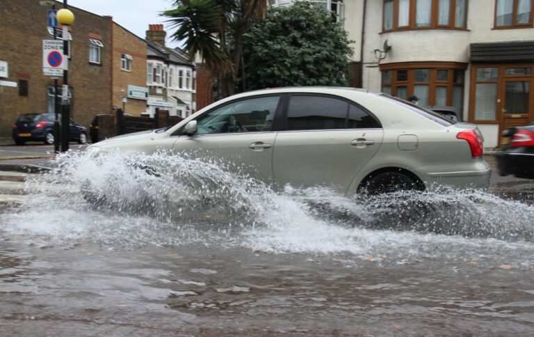 Їздимо на авто в дощ: головні небезпеки мокрих доріг