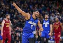 Слемданк оборонця “Орландо” в гордій самотності після перехоплення: момент дня в НБА