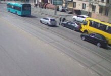 У Дніпрі на Степана Бандери зіткнулися маршрутка та автівка