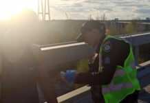 Патрульні Запоріжжя надали домедичну допомогу велосипедистові, який травмувався