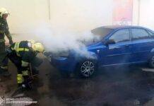 У Павлограді на тимчасовій зупинці загорівся автомобіль