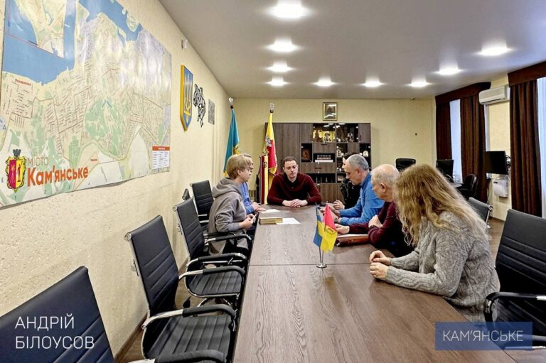 Працюють всі служби: У Кам’янському ліквідують наслідки ворожої атаки