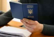 Хто з українців зможе отримати паспорт за кордоном: перелік категорій чоловіків