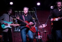 «Більшість світу з вами». Блінкен зіграв на гітарі в барі у Києві