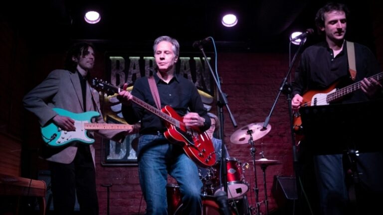 «Більшість світу з вами». Блінкен зіграв на гітарі в барі у Києві