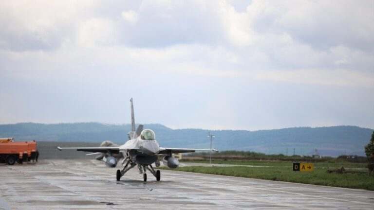 У США перша група українських пілотів завершила навчання на F-16 – ЗМІ