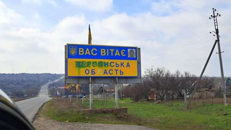 Війська РФ обстріляли село на Херсонщині, поранено чоловіка – ОВА