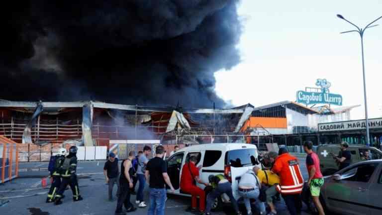 «Не купуйтеся на кремлівські казки» про мир – МЗС Чехії про удар по Харкову, в якому загинули 4 людини, десятки – поранені