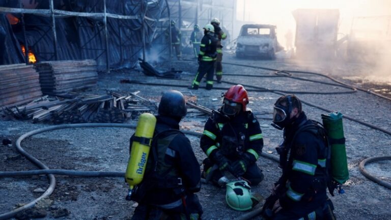 Удар РФ по Харкову: пожежу в гіпермаркеті локалізували, число постраждалих зросло