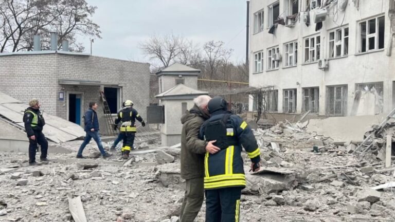 ДСНС: у Жмеринці через падіння уламків дрона пошкоджені 10 будинків і автівки