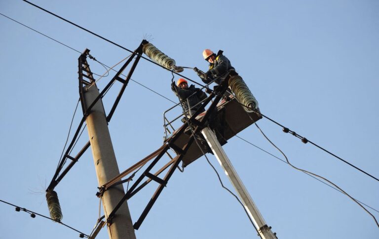 У Києві уламки російської ракети знищили трансформаторну підстанцію