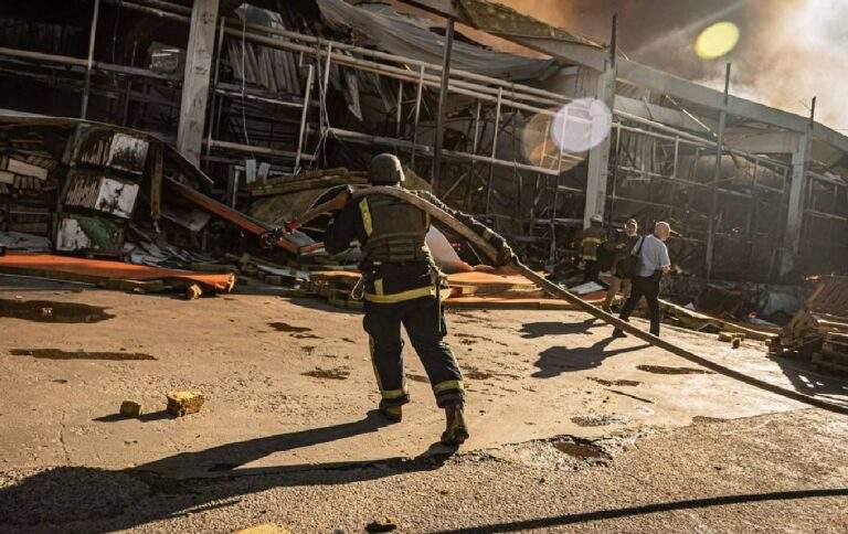 З’явилося відео зсередини “Епіцентру” у Харкові у момент удару