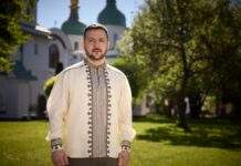 Зеленський: українці стають на коліна лише у молитві, і ніколи – перед загарбниками
