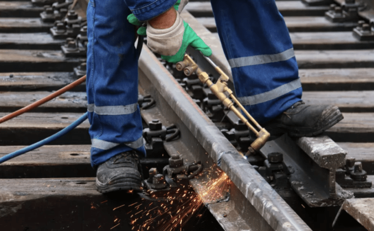 Залізничний переїзд на Золотоосінній збираються перекрити більше ніж на тиждень: подробиці