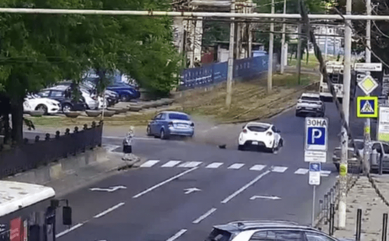 На проспекті Яворницького у Дніпрі Hyundai врізався в Chevrolet, той вилетів на трамвайні колії: подробиці