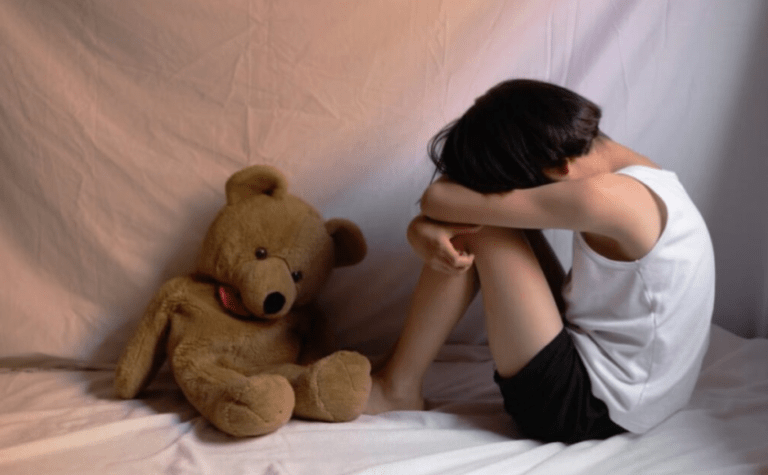 Сексуальне насильство та виготовлення порнографії за участі 8-річного сина – судитимуть мешканку Дніпропетровщини