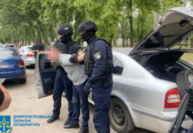 Вимагали 3 тис доларів США неіснуючого боргу у підприємця: у Кривому Розі затримано двох рекетирів