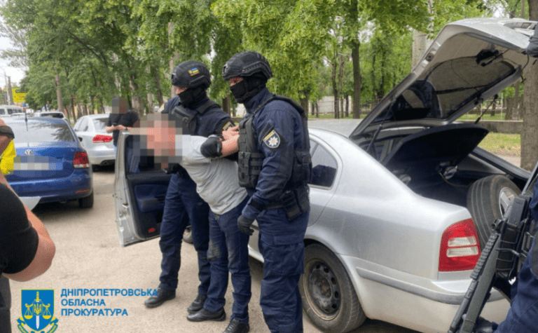 Вимагали 3 тис доларів США неіснуючого боргу у підприємця: у Кривому Розі затримано двох рекетирів