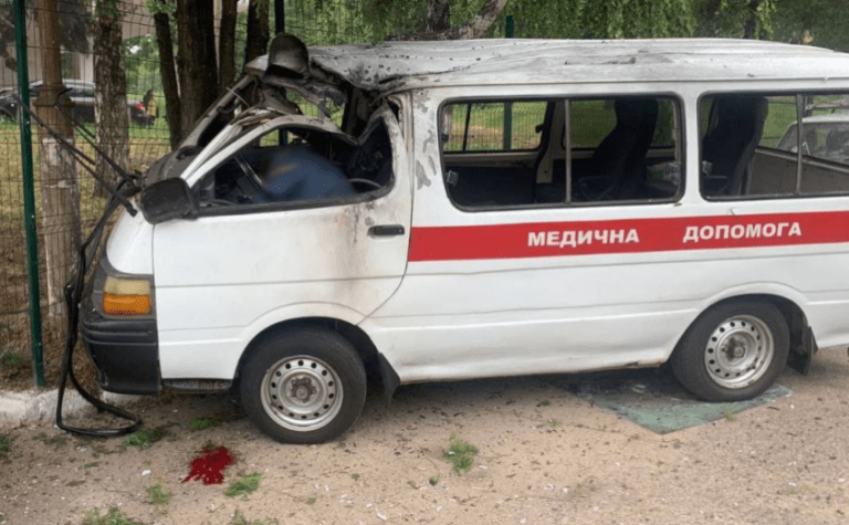 Ворог поцілив дроном-камікадзе по «швидкій» у Нікополі: внаслідок атак вже двоє загиблих