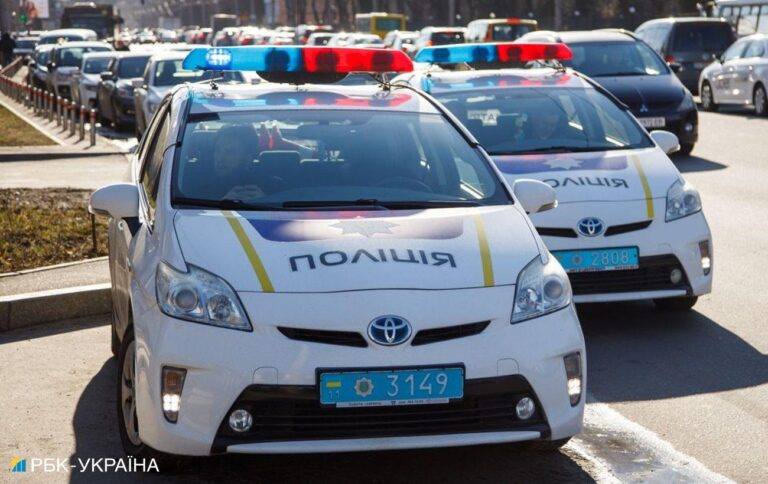 У Броварах чоловік кидався на поліцейських і погрожував зброєю: відео затримання