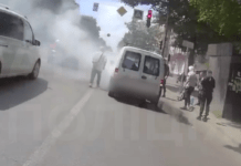 Патрульні Дніпра допомогли водію, у якого задимівся автомобіль посеред дороги