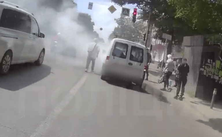 Патрульні Дніпра допомогли водію, у якого задимівся автомобіль посеред дороги