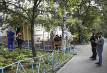 Висів, тримаючись за підвіконня: на Донецькому шосе у Дніпрі чоловік впав з 8-го поверху