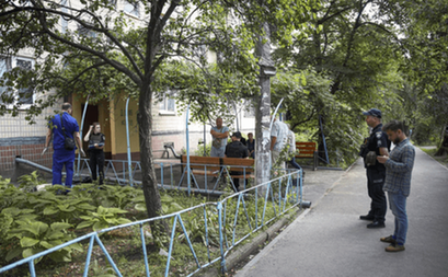 Висів, тримаючись за підвіконня: на Донецькому шосе у Дніпрі чоловік впав з 8-го поверху