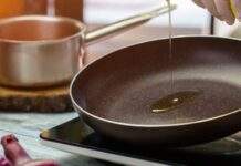 Це небезпечно і для посуду, і для вашого здоров’я: які продукти заборонено смажити на сковороді з антипригарним покриттям