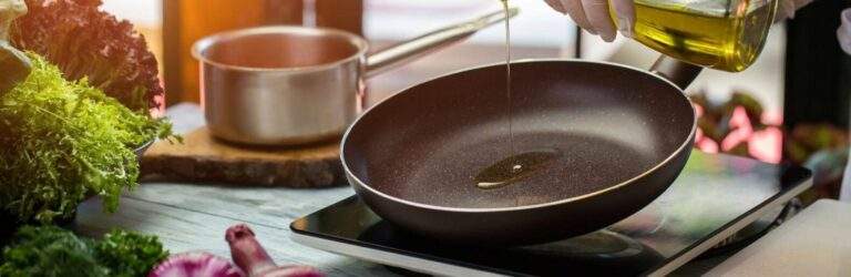 Це небезпечно і для посуду, і для вашого здоров’я: які продукти заборонено смажити на сковороді з антипригарним покриттям