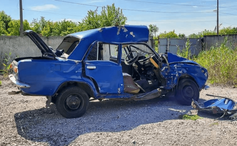 У Дніпрі зіштовхнулись Mercedes та ВАЗ: є потерпілий