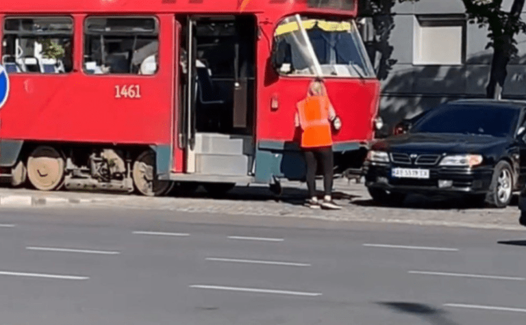 Навпроти ТРЦ «Neo Plaza» у Дніпрі зіткнулися трамвай та автівка: подробиці