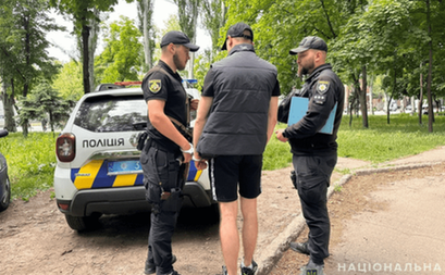 Напав на бабусю у ліфті багатоповерхівки: поліцейські Дніпра затримали 26-річного зловмисника