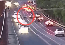 Смертельна ДТП: на в’їзді на Амурський міст Renault збив чоловіків, які билися на дорозі