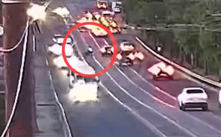 Смертельна ДТП: на в’їзді на Амурський міст Renault збив чоловіків, які билися на дорозі